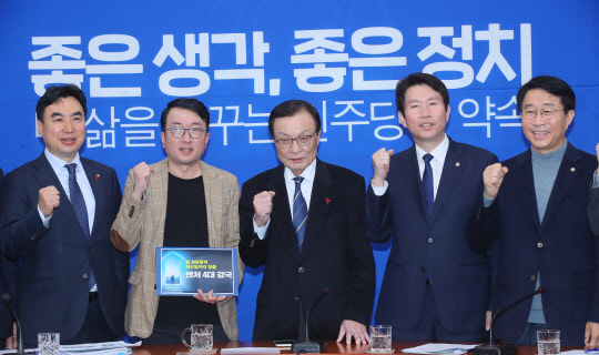 민주당 지도부와 최성진 코리아스타트업포럼 대표(왼쪽 사진 왼쪽 2번째)가 20일 국회에서 벤처 4대강국 총선 공약을 발표하며 기념촬영을 하고 있다.  연합뉴스